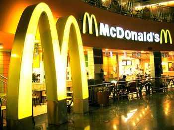 Encuentran a una pareja teniendo sexo en un McDonalds