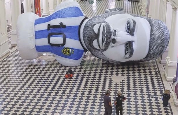 Instalan un Messi inflable gigante en el Obelisco