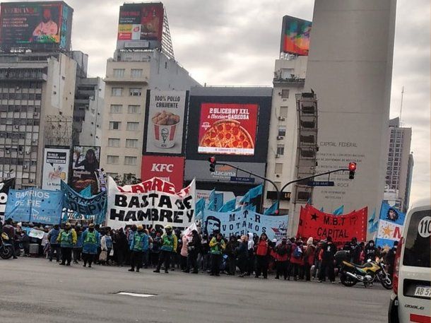 Caos en el Obelisco por un ollazo de la izquierda
