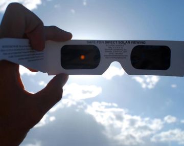 Cómo son y cuánto valen los anteojos especiales para ver el eclipse solar