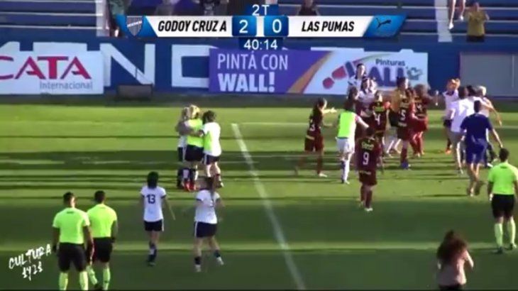 Batalla campal en el fútbol femenino: jugadoras de Godoy Cruz y Las Pumas, a las trompadas