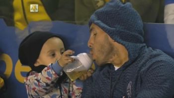 la mamadera de tevez: el apache y una tierna imagen en la bombonera la mamadera de tevez: el apache y una tierna imagen en la bombonera