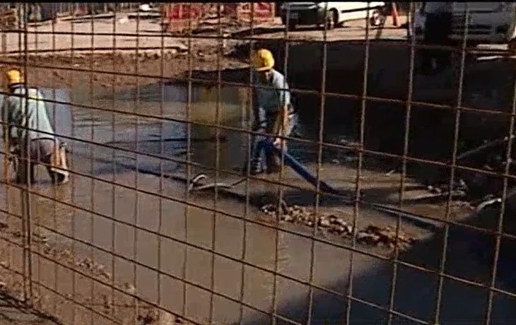 Operarios de Aysa trabajan en la rotura del caño