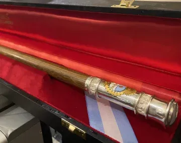 Pallarols entregó en Casa Rosada el bastón presidencial de Milei