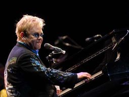 internaron al cantante elton john internaron al cantante elton john