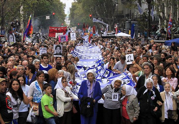 Una multitud se concentró en Plaza de Mayo por el acto del Día de la Memoria