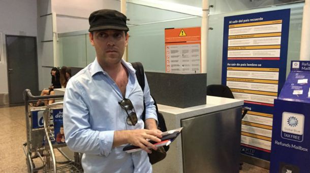 Aerolíneas reveló que el periodista que se fue del país tiene fecha de regreso