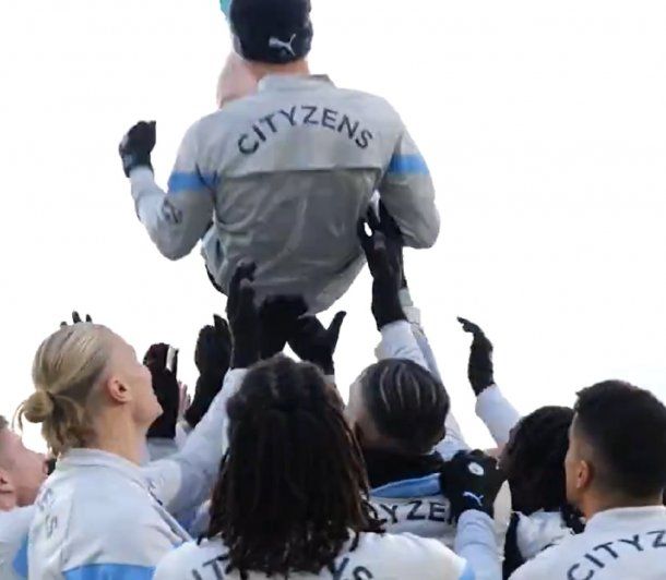 Así recibieron a Julián Álvarez sus compañeros del Manchester City