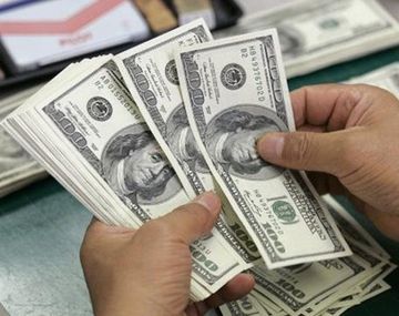 El dólar se volvió a disparar este lunes y llegó a los $ 16