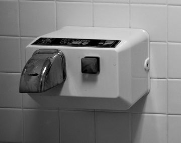 La amenaza menos sospechada de los baños públicos: los secamanos