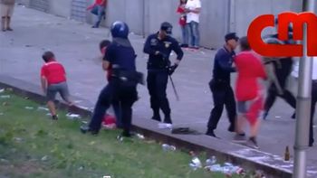 policias golpearon brutalmente a un hincha delante de sus hijos policias golpearon brutalmente a un hincha delante de sus hijos