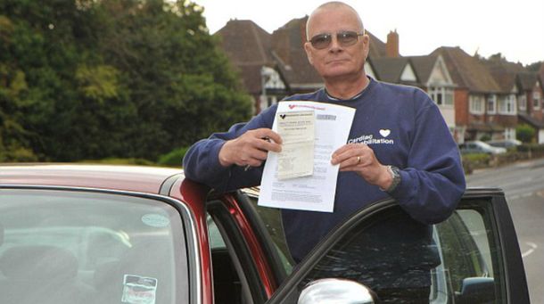 Creyó que estaba al borde de la muerte, abandonó su auto y lo multaron