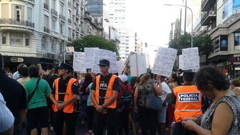 manteros cortan las avenidas rivadavia y acoyte: hay caos vehicular manteros cortan las avenidas rivadavia y acoyte: hay caos vehicular