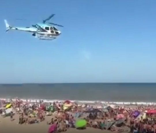 Pánico en Villa Gesell por un helicóptero que sobrevoló a metros de la playa