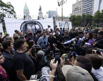 Camarazo frente al Congreso en solidaridad con Pablo Grillo: Fuera