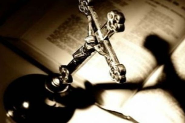 Neuquén: un pastor evangélico aprovechó un exorcismo y violó a una mujer