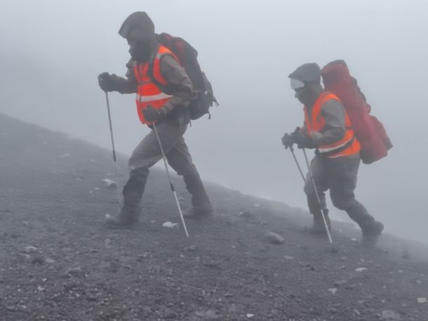 Los rescatistas enfrentan condiciones climáticas adversas (Fuente: El Doce) Los rescatistas enfrentan condiciones climáticas adversas (Fuente: El Doce)