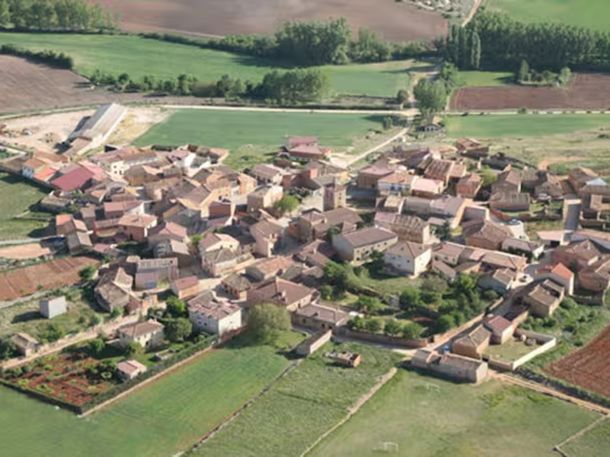 Con apenas 40 habitantes censados, Arenillas es un ejemplo vivo de los desafíos que enfrenta la España rural. Con apenas 40 habitantes censados, Arenillas es un ejemplo vivo de los desafíos que enfrenta la España rural.