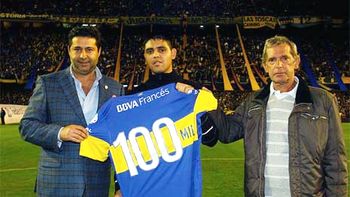 Mecheti junto al presidente xeneize y el socio 100.000 de Boca. Mecheti junto al presidente xeneize y el socio 100.000 de Boca.