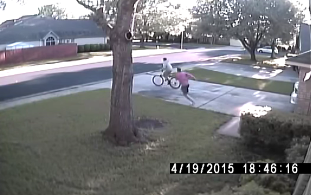 VIDEO: Trató de robar una bicicleta, pero el dueño lo corrió y lo tacleó
