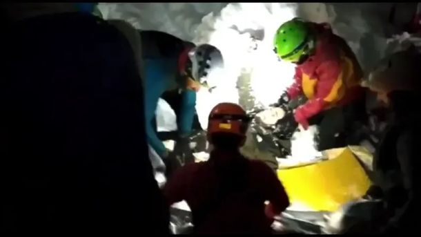 Impactante: así rescataron a una persona sepultada bajo la nieve en Ushuaia