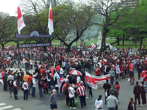 Banderazo de hinchas de River para pedir por Ramón Díaz