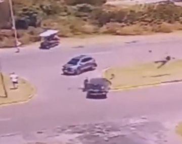 Estremecedor: el video del momento en que un motociclista vuela por los aires en Punta del Este