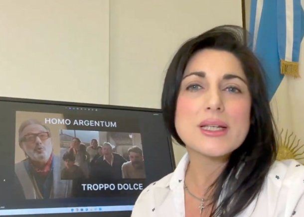 Juliana Santillán se sumó a la promoción de Homo Argentum pero no pudo evitar caer en errores de escritura