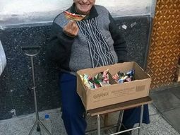 El abuelo que regala barquitos a los chicos