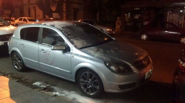 Vecinos destrozaron un auto que estaba mal estacionado