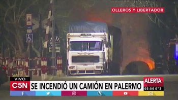 voraz incendio en olleros y libertador: ardio camion con fardos para caballos voraz incendio en olleros y libertador: ardio camion con fardos para caballos