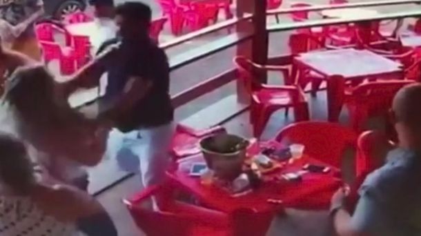 Encontró a su novio con la amante y casi lo mata a golpes