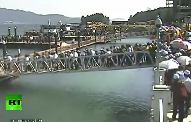 VIDEO: Un puente colapsa cuando decenas de turistas tratan de cruzarlo