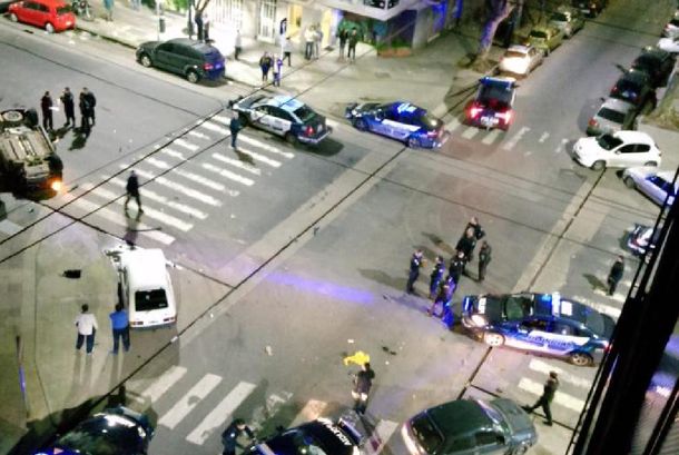 Persecución, tiroteo, choque y vuelco en Urquiza: murió un delincuente