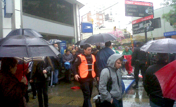 Cayó un cartel en Cabildo y Congreso: hay dos heridos
