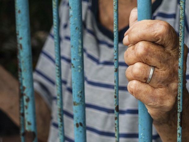 Macabro: abuela estrangula a su propia nieta