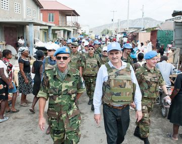 Rossi desmintió que falte equipamiento de los soldados argentinos en Haití