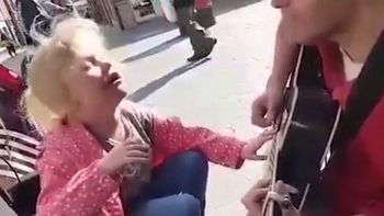 artista callejero hace tocar la guitarra a nina ciega y autista artista callejero hace tocar la guitarra a nina ciega y autista