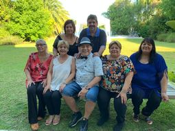 Maradona con sus hermanas y su hermano el Turco