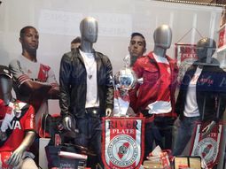 ¿festejo anticipado? river ya expone la libertadores en su local de ropa ¿festejo anticipado? river ya expone la libertadores en su local de ropa