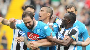 higuain, en medio de un triangulo que lo podria llevar al bayern munich higuain, en medio de un triangulo que lo podria llevar al bayern munich