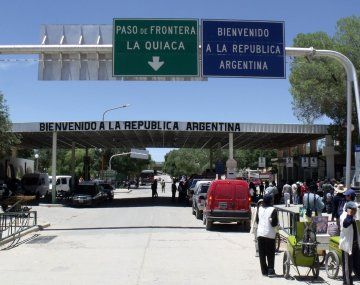 Milei busca que extranjeros no residentes abonen por salud y educación