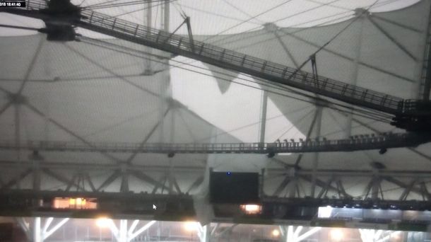 El techo del estadio único por el temporal 