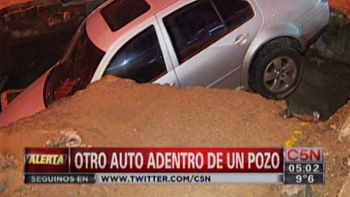 paso otra vez: un auto se cayo a un pozo en avellaneda paso otra vez: un auto se cayo a un pozo en avellaneda