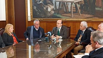 La Cámara de Comercio y Servicios del Uruguay propone a todos los partídos políticos hacer un Pacto por la Patria. La Cámara de Comercio y Servicios del Uruguay propone a todos los partídos políticos hacer un Pacto por la Patria.