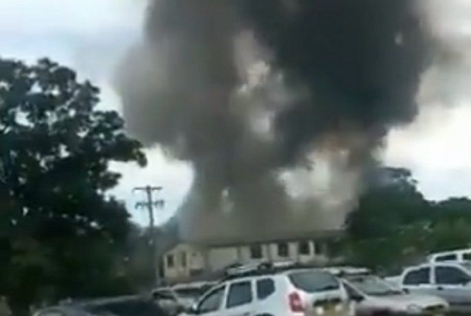 Colombia: explotó un coche bomba en un predio del ejército