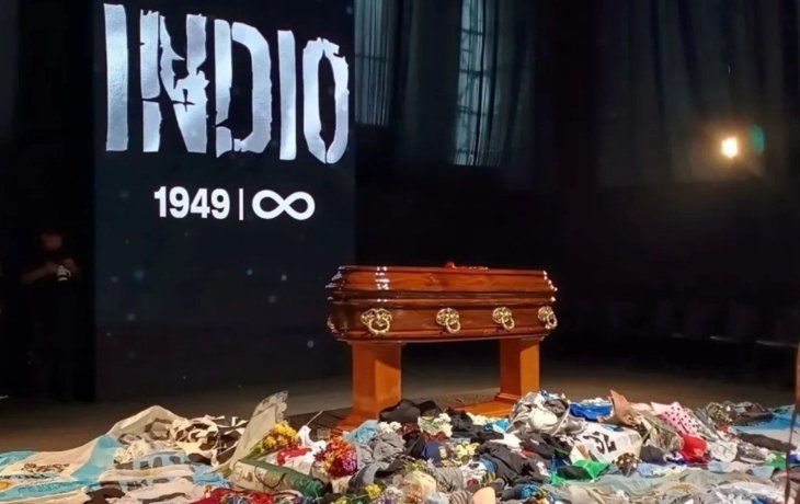 El velorio más grande del mundo: sigue la despedida a Indio Solari con fuertes críticas al Gobierno El velorio más grande del mundo: sigue la despedida a Indio Solari con fuertes críticas al Gobierno
