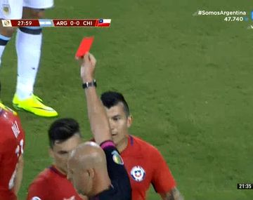 Mirá la temprana expulsión de Marcelo Díaz que dejó a Chile con uno menos
