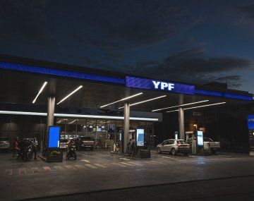 Nafta más barata cargando de madrugada: YPF anunció una curiosa rebaja de precios