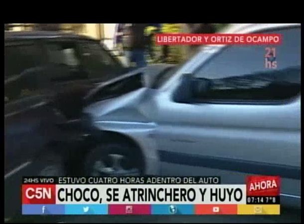 Chocó varios autos estacionados y se atrincheró cuatro horas en su camioneta